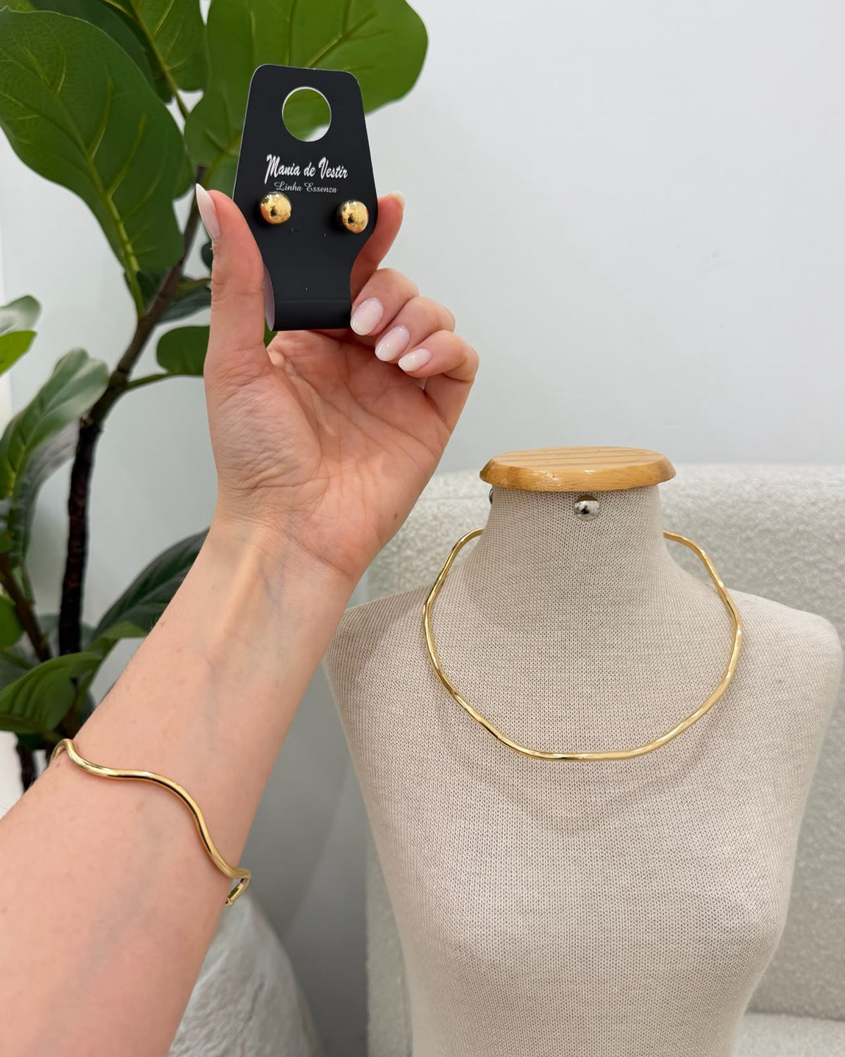 Conjunto Colar Brinco e Bracelete Mania Essenza Dourado 137614